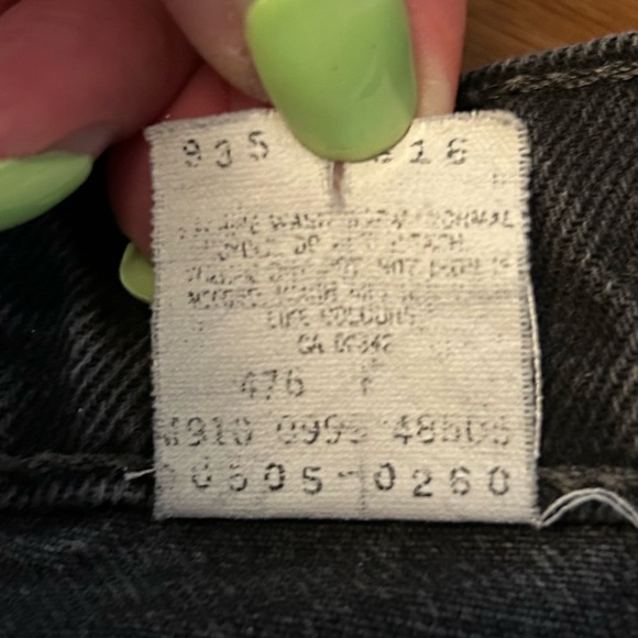 Vintage Levi’s 505 Black Denim Shorts - Picture 6 of 6